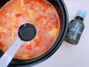 加入足量的清水，开始调味加入白糖和六月鲜轻8轻盐原汁酱油