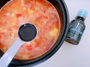 加入足量的清水，开始调味加入白糖和六月鲜轻8轻盐原汁酱油