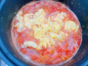 加入鸡蛋碎炒匀