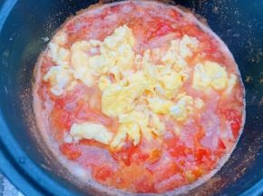 加入鸡蛋碎炒匀