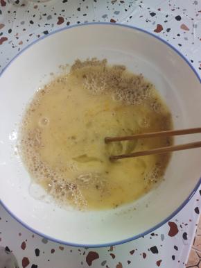 碗中放入三个鸡蛋，一勺椒盐，10克酵母粉，800克温水搅拌均匀！（没有椒盐的也可以放盐和十三香！）