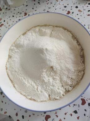 放入1000克面粉！