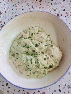 用筷子搅拌均匀。表面均匀的涂抹一层油！