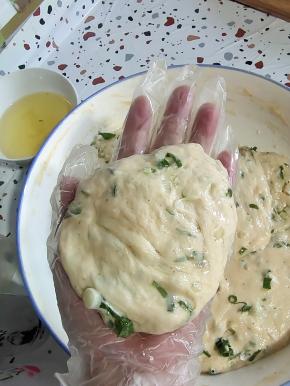 戴上手套，抹点油，取一个面剂子，揉圆，按扁！