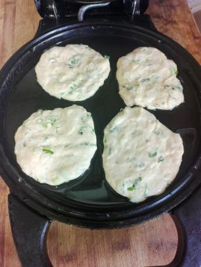 电饼铛预热，倒入适量的油，放进面胚，盖上盖子！