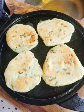 煎至两面金黄即可！（记得中途翻面哦！每面煎2分钟左右即可！全程大约需要5~6分钟！根据饼的厚薄来决定！）