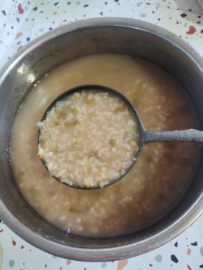 吃完午饭，淘洗了一点绿豆和大米，放在电压力锅中，按蹄筋键，熬成绿豆粥！