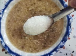 取了一大碗稍微浓稠一点的绿豆粥，加入适量的白糖搅拌均匀！【要比平时喝粥要稍微甜一点儿，因为经过冷冻，甜味会下降！】剩下的绿豆粥当晚餐！