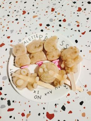 因为雪糕模具是硅胶的。很容易就脱模了！看看漂亮吧？有我家宝宝最喜欢的小猪佩奇，奥特曼，KT猫，多啦A梦……