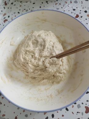 500克面粉中加入2个鸡蛋，5克酵母，1勺椒盐，400克的温水，用筷子搅拌成稍微浓稠的面糊！（面粉的吸水性不同，根据实际情况，适当调整水的用量！看面糊是浓稠的状态就可以了！）