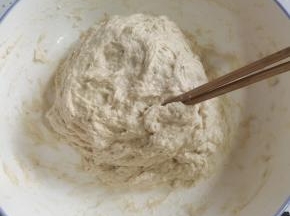 500克面粉中加入2个鸡蛋，5克酵母，1勺椒盐，400克的温水，用筷子搅拌成稍微浓稠的面糊！（面粉的吸水性不同，根据实际情况，适当调整水的用量！看面糊是浓稠的状态就可以了！）