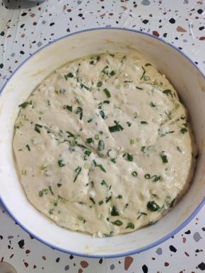 搅拌均匀，表面均匀的涂抹一层油，再次发酵至两倍大！