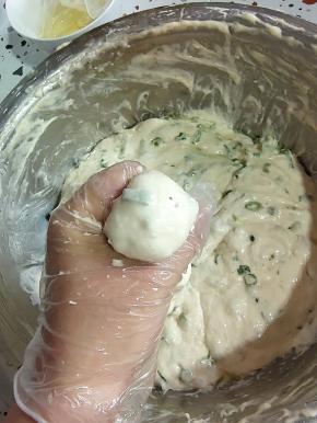 戴上手套，在手套上涂抹一层油，抓一把面糊，用虎口出，挤出一个光滑的面团！