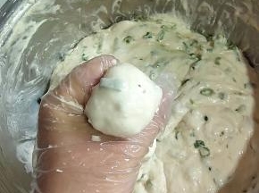 戴上手套，在手套上涂抹一层油，抓一把面糊，用虎口出，挤出一个光滑的面团！
