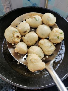 中火炸至金黄酥脆，捞出控油即可食用！