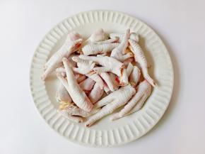 用剪刀把鸡爪指甲剪了，再对半剪开。