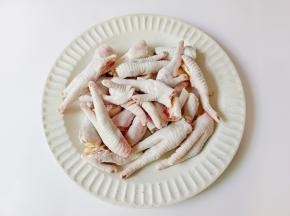 用剪刀把鸡爪指甲剪了，再对半剪开。