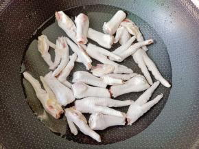 鸡爪冷水下锅。