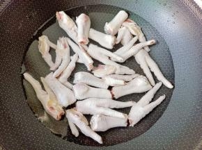 鸡爪冷水下锅。