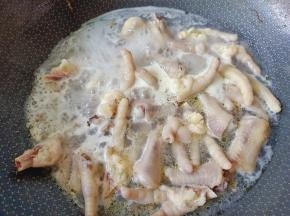 开大火焯水，水开撇去表面的浮沫，再煮八分钟。