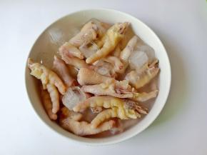 煮好的鸡爪放入冰水里泡10分钟捞出控水。