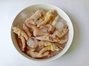 煮好的鸡爪放入冰水里泡10分钟捞出控水。