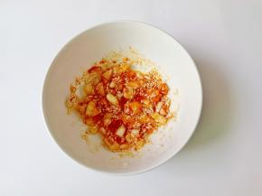 碗里加蒜泥，芝麻，辣椒粉淋热油激发香味。