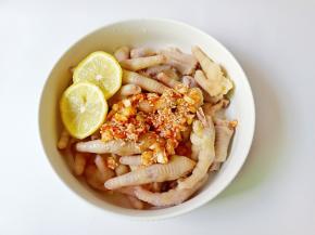 把鸡爪、柠檬片、料汁放一起。
