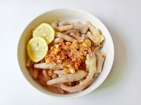 把鸡爪、柠檬片、料汁放一起。