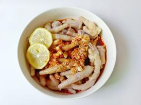 淋上泰式酸辣汁泡一小时入味。冰箱冷藏后味道更佳！