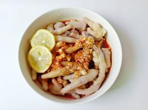 淋上泰式酸辣汁泡一小时入味。冰箱冷藏后味道更佳！