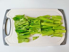 空心菜切成寸断。