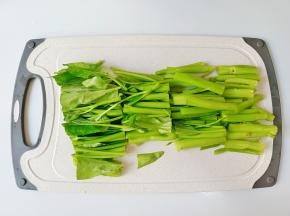 空心菜切成寸断。