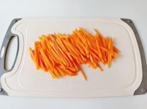 胡萝卜削皮切片后再切成细丝。