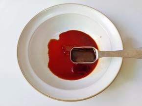 调一个料汁:生抽两勺。