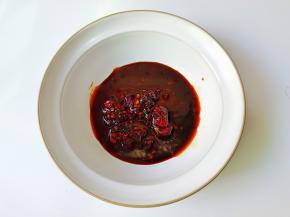 蚝油一勺，醋两勺，辣椒酱一勺。