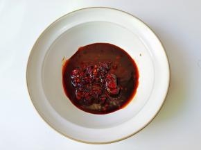 蚝油一勺，醋两勺，辣椒酱一勺。