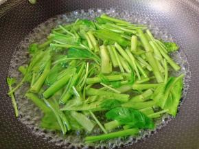 锅里水开放空心菜焯水捞出。