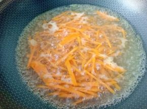 锅里水开放胡萝卜丝焯水一分钟后捞出。