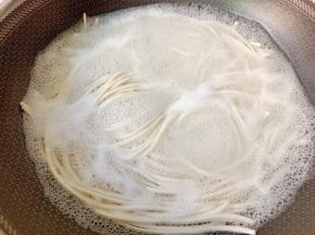 锅里水开下面条煮熟捞出。