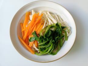 面条放冰水浸泡5分钟，控干水分放调味料碗里，加上配菜。