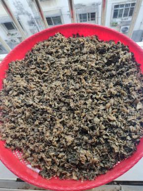 年前腌制的雪里蕻咸菜太多了，吃不了，全部挖出来，放在阳台上晒干，就变成外面卖的外婆菜了！还容易保存？拿来炒米饭，炒肉都特别香！