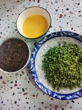 外婆菜提前用温水泡软，鸡蛋打散，豇豆洗净切成末备用！