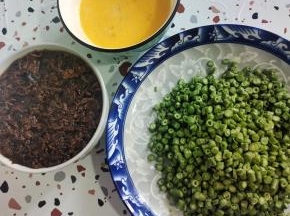 外婆菜提前用温水泡软，鸡蛋打散，豇豆洗净切成末备用！