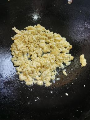 起锅烧油，放入蛋液炒散，盛出备用！