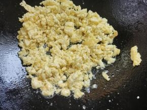 起锅烧油，放入蛋液炒散，盛出备用！