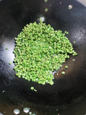另起锅烧油，放入豇豆末翻炒至变色！