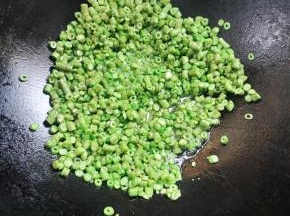 另起锅烧油，放入豇豆末翻炒至变色！