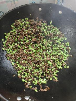 放入外婆菜翻炒均匀！