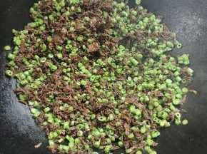 放入外婆菜翻炒均匀！